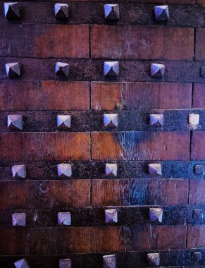 Zindan şatosunun ortaçağ ahşap ve demir kapısı yakın plan görüntüsü.