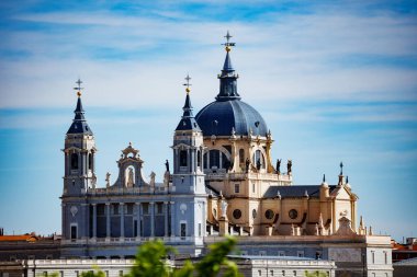 Madrid 'deki Armeria Meydanı' ndaki Katedral de la Almudena 'nın çatı manzarası