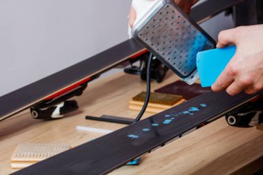 Balmumu, dağda kayak yapmak için işçiler tarafından eritilir.