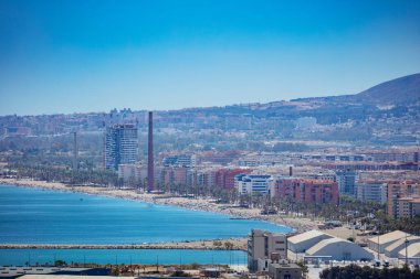 Malaga şehir plajı Playa de Huelin ve Guindos 'un Baca' sı ya da Monica Kulesi