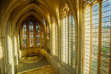 Gotik Sainte-Chapelle de Vincennes 'in içi: Vincennes, Fransa' da, güneş ışığı parlak vitraylı camlardan geçiyor.