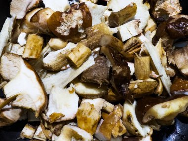 Birçok Penny Bun Mantarı Mantarı ya da Boletus Edulis kesimi ve kızartılmaya hazırlanıyor.