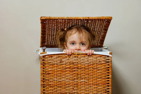 Portrait Beautiful Girl Joyfully Playing Game Hide Seek Peeking Out — Stock Photo, Image