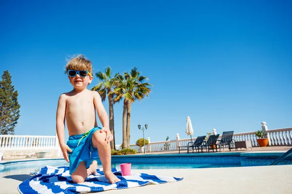 Niño Adorable Gafas Sol Azules Relajarse Toalla Piscina Día Soleado —  Fotos de Stock