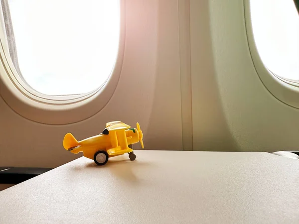 Μικρό Αεροπλάνο Παιχνίδι Στο Τραπέζι Εμπορικό Αεροπλάνο Κοντά Φινιστρίνι — Φωτογραφία Αρχείου