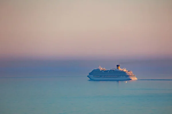 Riesiges Kreuzfahrtschiff Verdunkelt Den Nebligen Horizont Bei Sonnenuntergang Mit Spiegelglatter — Stockfoto