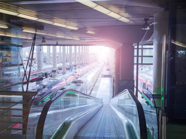 Rulltrappa Flyttar Gångväg Till Tågen Den Stora Moderna Stationen Madrid — Stockfoto
