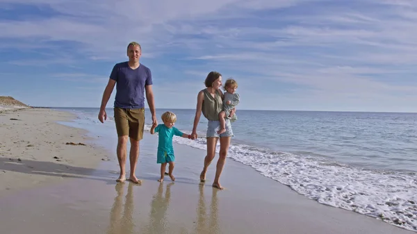 Οικογένεια Μαμά Μπαμπάς Και Μικρό Αγόρι Περπατούν Στην Παραλία Του — Φωτογραφία Αρχείου