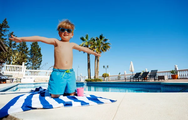 Klein Gelukkig Kind Zit Buurt Van Het Zwembad Een Zonnebril — Stockfoto