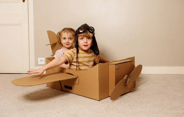 Two Happy Kids Sit Self Made Cardboard Plane Wings Propeller — Stock Photo, Image