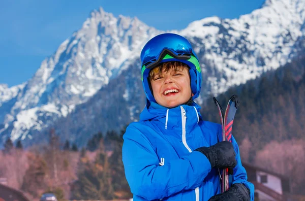 Med Mask Och Hjälm Huvudet Står Glad Ung Pojke Alpin — Stockfoto