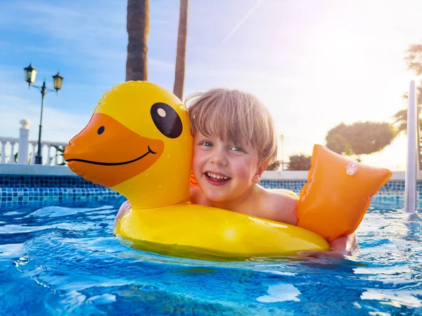 Smějící Roztomilý Chlapec Bóji Plováky Baví Koupání Cákání Bazénu Západu — Stock fotografie