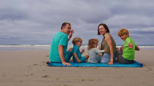 Família Com Três Filhos Mãe Pai Sentam Companheiro Praia Areia — Fotografia de Stock
