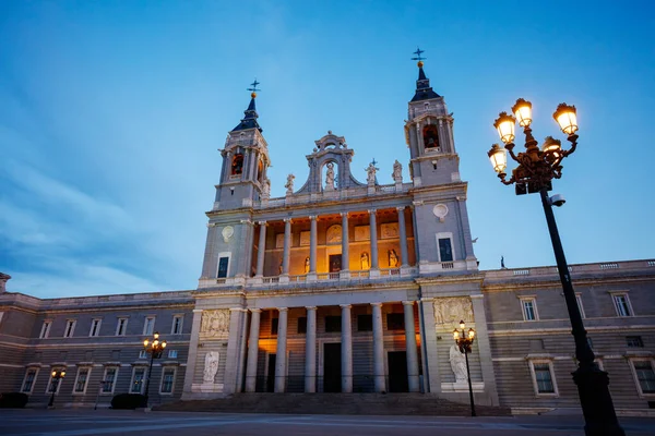 Almudena Kathedraal Verlicht Tijdens Schemering Het Plein Plaza Armeria Madrid — Stockfoto