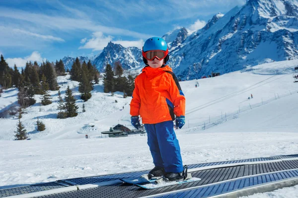 在冬季高山学校的山顶上 戴着滑雪面罩和头盔的男孩在移动的人行道上 — 图库照片