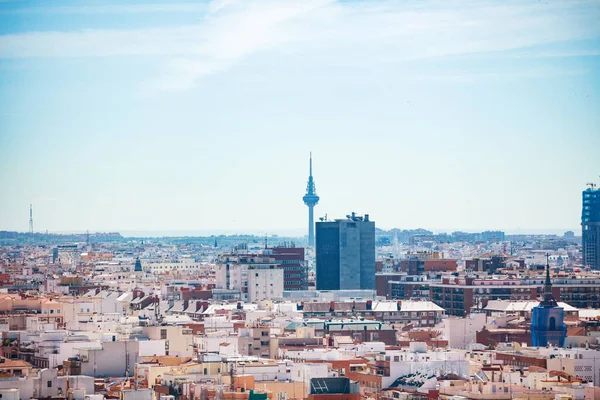 马德里和Faro Moncloa输电塔的城市景观全景 — 图库照片