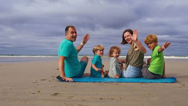 Οικογένεια Τρία Παιδιά Μαμά Και Μπαμπάς Κάθονται Στην Παραλία Μαζί — Φωτογραφία Αρχείου