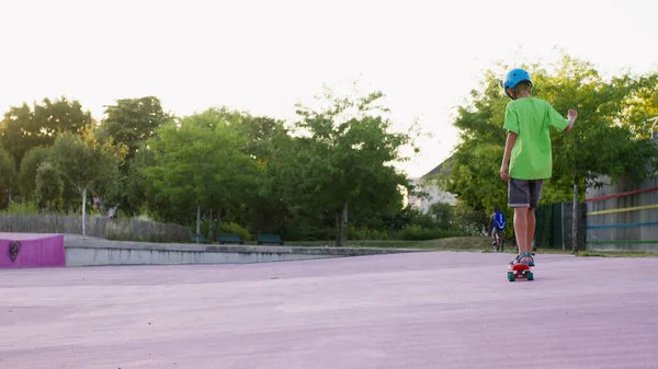 Вид Спины Мальчика Катающегося Скейтборде Розовой Горке Скейт Парке — стоковое фото