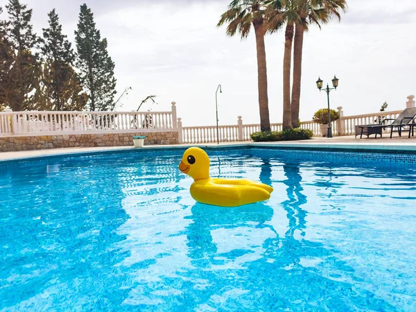 Zomer Plezier Met Opblaasbare Eend Kristalhelder Zwembad Toeristisch Resort — Stockfoto