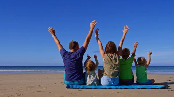 Rodzina Trojgiem Dzieci Matka Ojciec Siedzieć Mate Plaży Piasku Razem — Zdjęcie stockowe