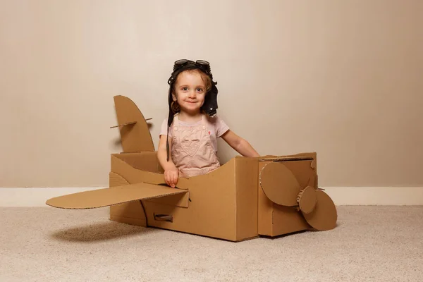 Beautiful Girl Sit Self Made Cardboard Plane Wings Propeller Wearing — Stock Photo, Image