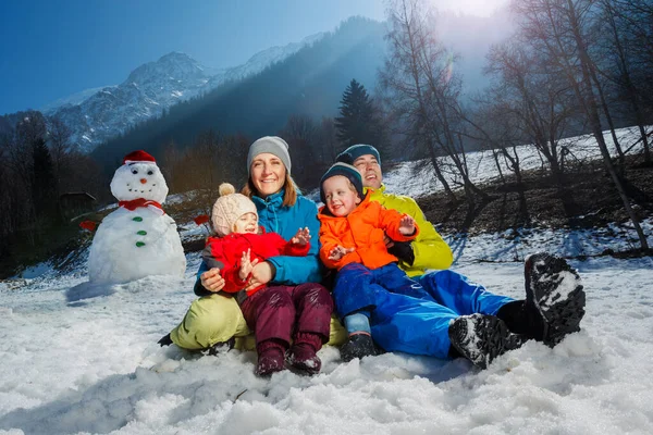 Çocuklu Bir Aile Anne Baba Karda Eğleniyor Sarılın Kardan Adam — Stok fotoğraf
