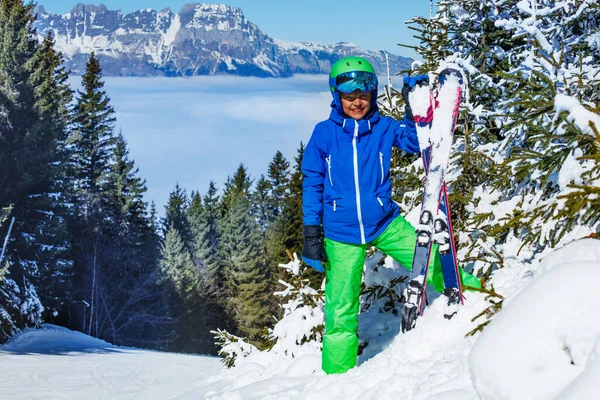 Glücklicher Kleiner Junge Skihelm Mit Brille Und Alpenhimmel Lächeln Stehen — Stockfoto