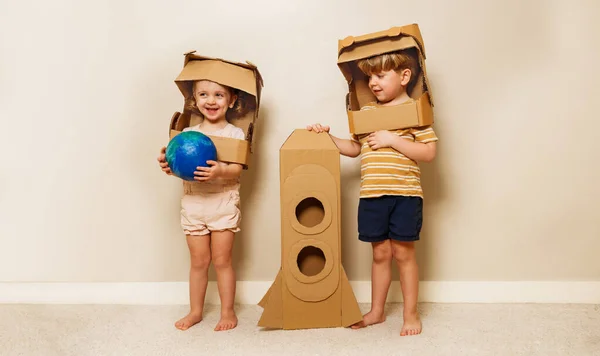 Happy Kids Sister Brother Stand Cardboard Rocket Astronauts Diy Helmets — Stock Photo, Image