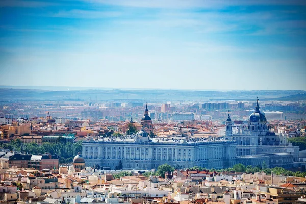 从观察台观看马德里市全景和皇家宫殿城市景观 — 图库照片