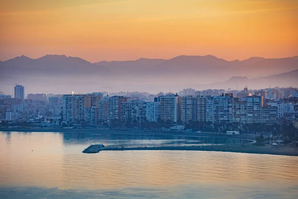 Akdeniz manzaralı Malaga şehri plajı Playa de Huelin ve gezinti güvertesi