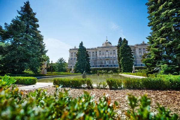 俯瞰花园和马德里王宫或西班牙帕拉西奥皇宫 — 图库照片