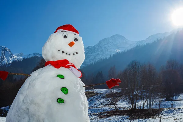 Eşarp Takan Bir Kardan Adamın Yakın Çekimi Noel Baba Şapkası — Stok fotoğraf
