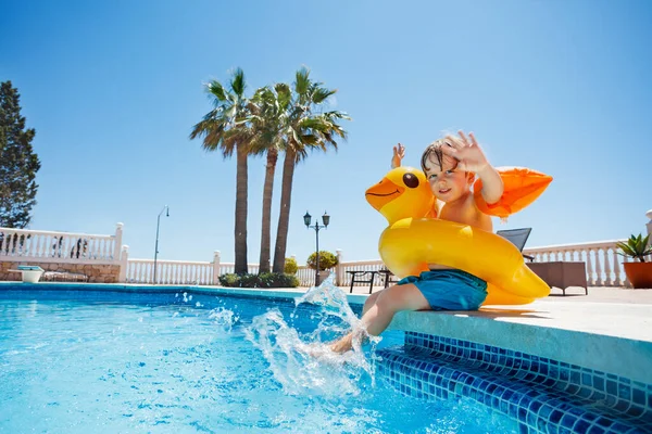 Chlapec Rekreačním Bazénu Užívá Léta Cáká Bóji Plave Zvedá Ruce — Stock fotografie