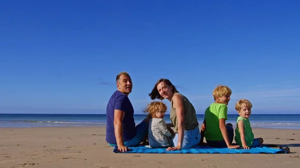 Οικογένεια Τρία Παιδιά Μητέρα Και Πατέρας Κάθονται Στην Παραλία Μαζί — Φωτογραφία Αρχείου