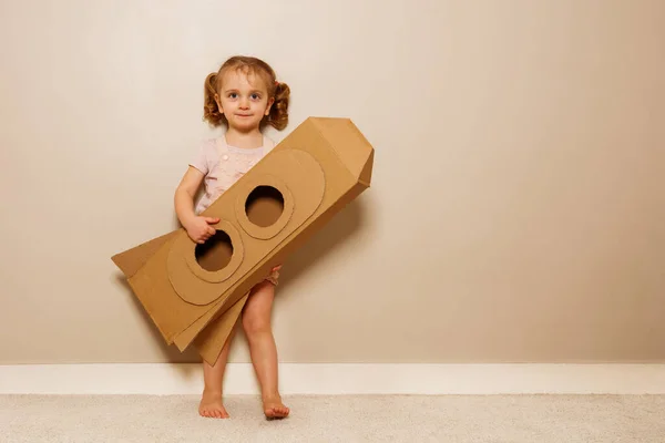 Beautiful Young Girl Stand Holing His Homemade Cardboard Rocket She — Stock Photo, Image