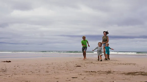 Μητέρα Και Τρία Μικρά Παιδιά Αγόρι Κορίτσι Τρέχει Στη Θάλασσα — Φωτογραφία Αρχείου