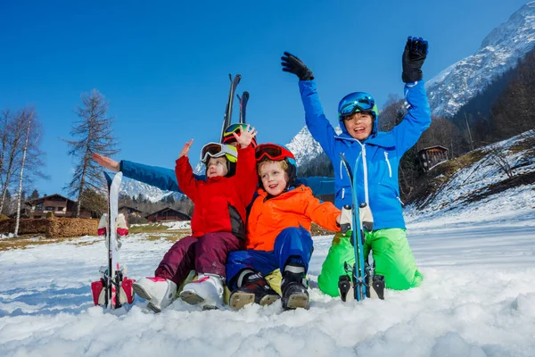 Familia Feliz Vacaciones Alpinas Esquí Mamá Tres Niños Niños Con —  Fotos de Stock