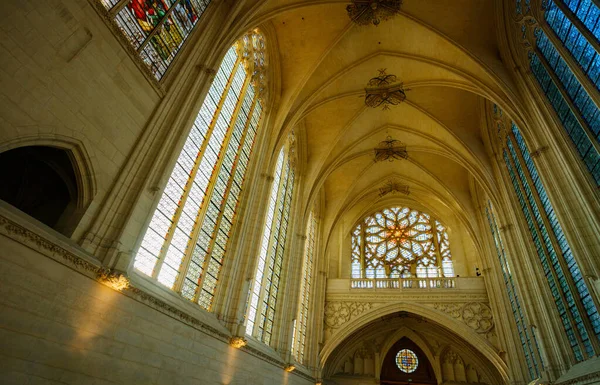 Sainte Chapelle Vincennes 프랑스 Vincennes의 활기찬 스테인드 글래스를 통과하는 — 스톡 사진
