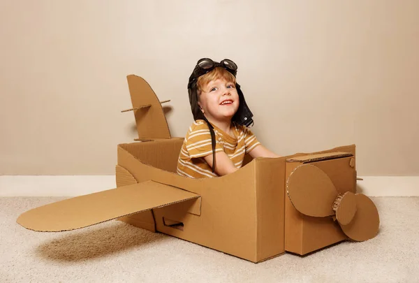 Cute Young Boy Sit Self Made Cardboard Plane Wings Propeller — Stock Photo, Image