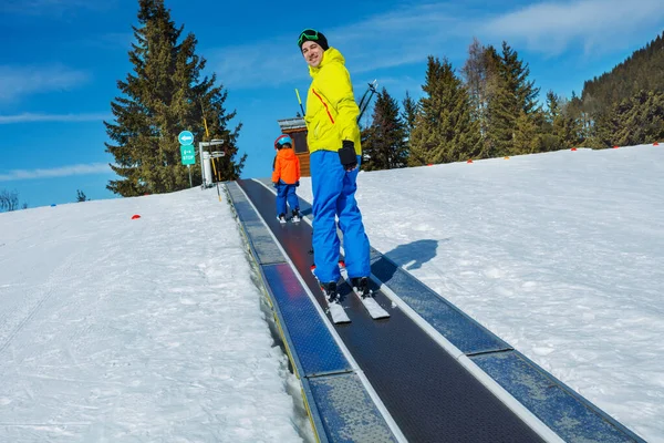 Kleine Jongen Een Vader Kijken Terug Ski Bewegende Loopband Skischool — Stockfoto