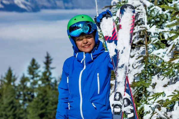 Närbild Porträtt Glad Ung Pojke Skidhjälm Med Googlar Och Alpin — Stockfoto