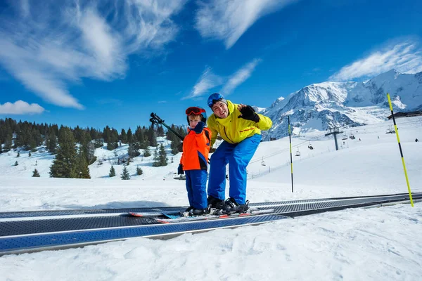 リトル3歳の少年とスキーリゾートのマジックカーペットの父親 山頂の手のプロフィールビュー — ストック写真