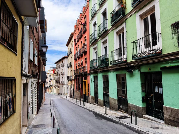 Τυπικό Δρόμο Στην Παλιά Μαδρίτη Στο Κέντρο Της Πόλης Πολύχρωμα — Φωτογραφία Αρχείου