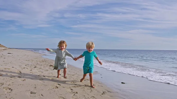 Blonde Jungen Und Mädchen Sommer Outfit Laufen Strand Des Sandmeeres — Stockfoto