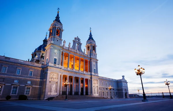 Front View Almudena Cathedral Illuminated Night Time Plaza Armeria Town — Stock Photo, Image