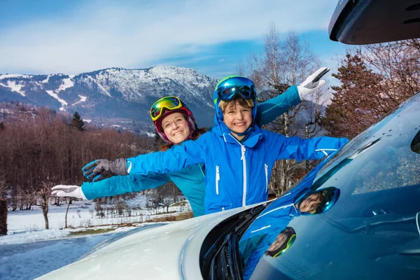 Happy Mother Young Boy Waving Hands Standing Car Arrived Winter — Stock Photo, Image