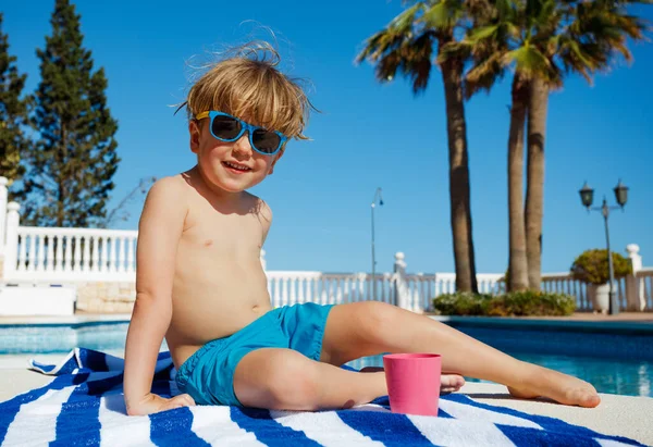 Dítě Odstínech Úsměv Ručníku Bazénu Slunečného Počasí Těšit Relaxovat — Stock fotografie