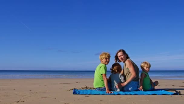 Anne Çocuğu Var Oğlan Kız Okyanusta Plaj Paspasında Oturuyorlar — Stok video