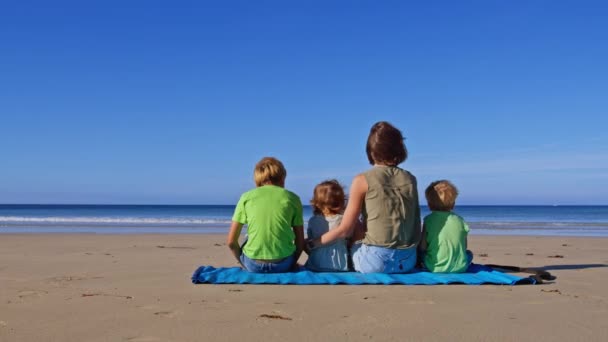 Madre Con Tres Niños Niños Niñas Sientan Alfombra Playa Océano — Vídeos de Stock