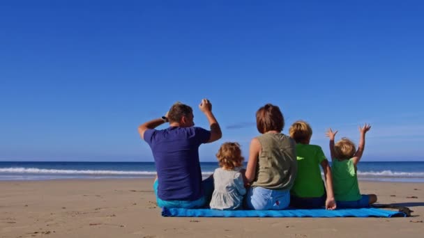 Familia Con Tres Niños Sientan Mate Playa Arena Juntos Levantar — Vídeos de Stock